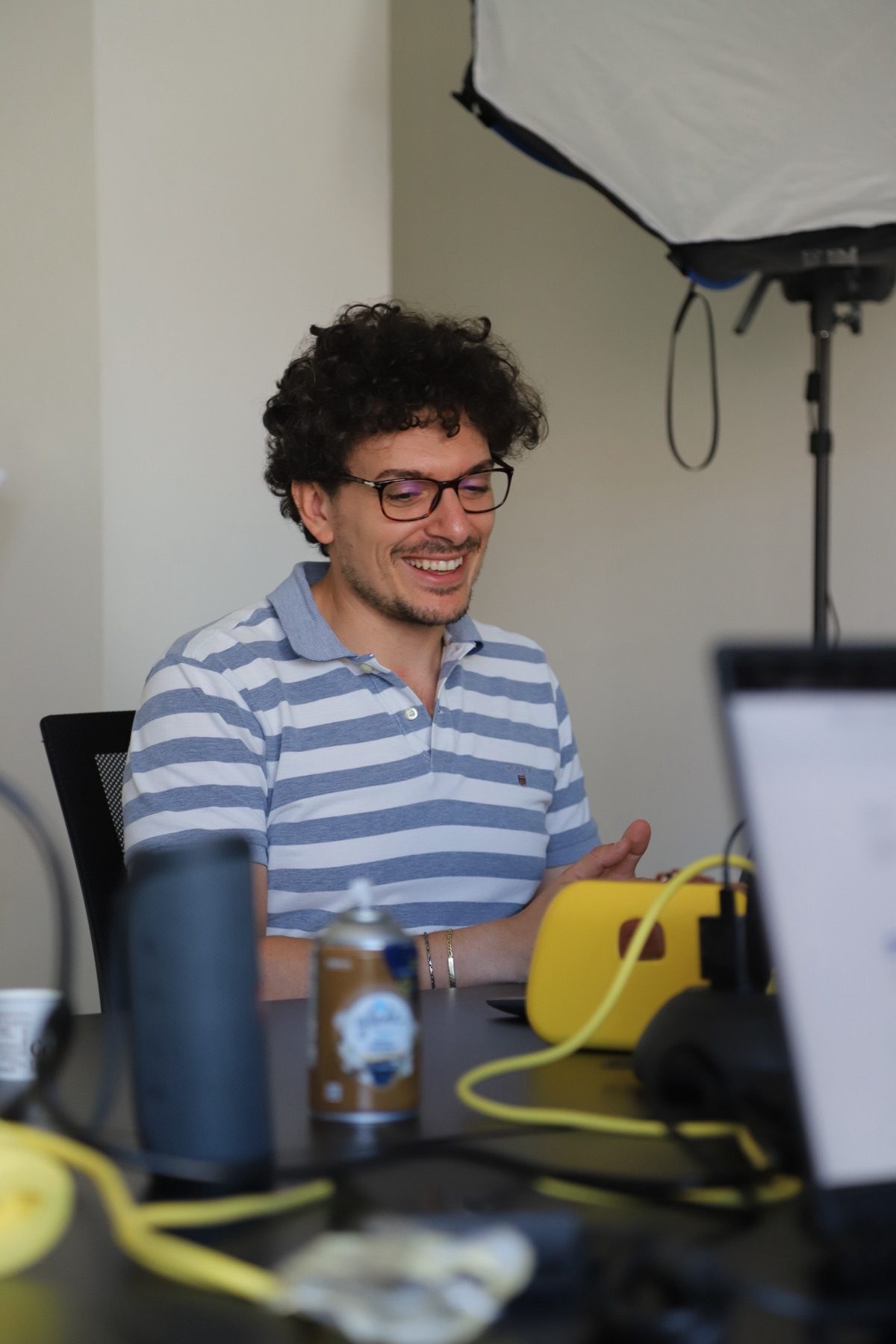 Una persona del team al lavoro alla propria postazione