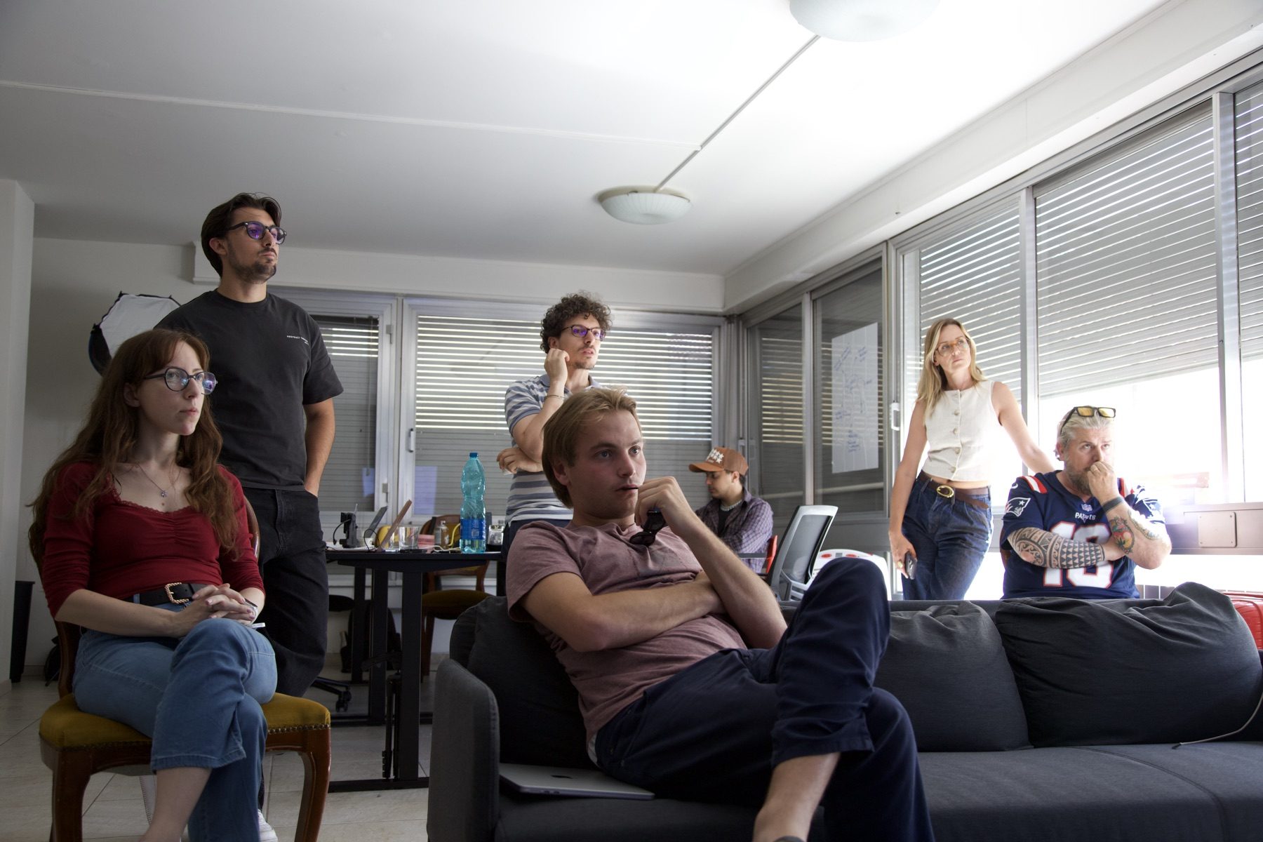 Il team riunito in ufficio durante una sessione di lavoro