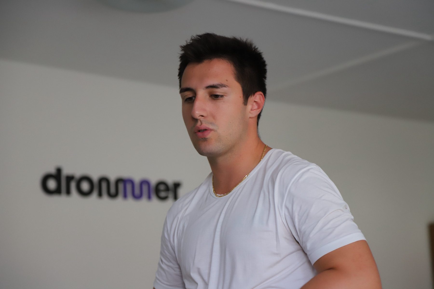 Una persona del team nell'ufficio Drommer